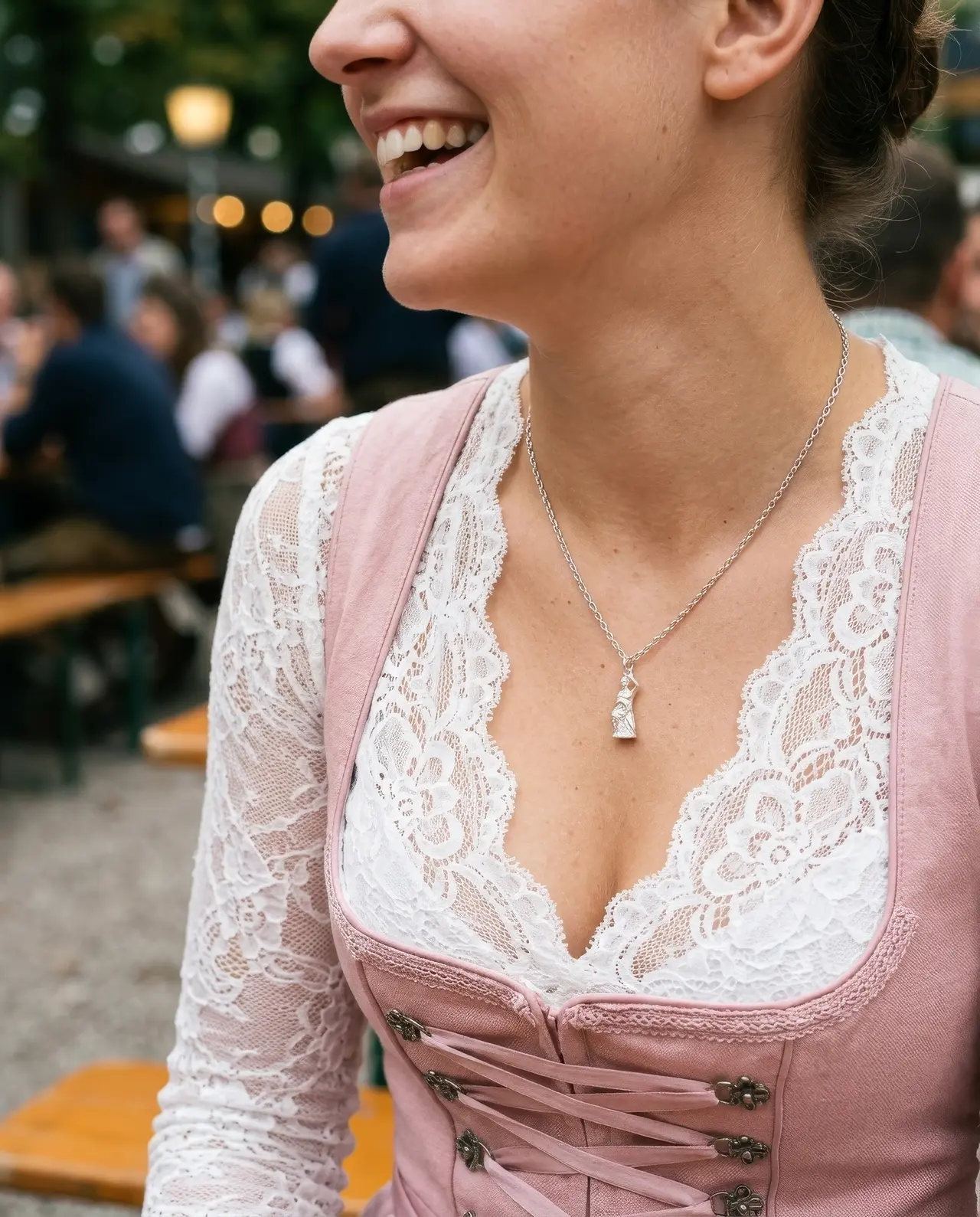 Dirndl Kette aus 925er Silber – Bavaria Anhänger zum Dirndl getragen