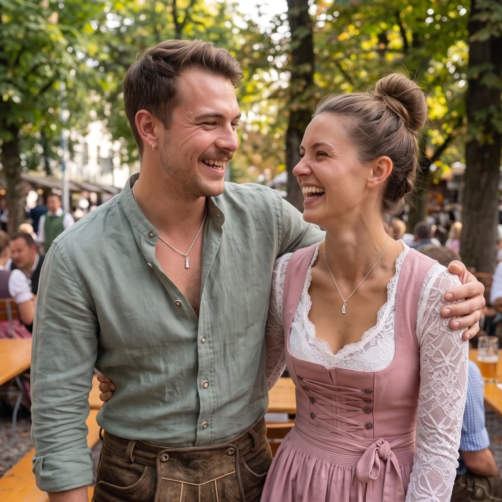 Paar auf der Wiesn trägt den Bavaria Anhänger aus 925er Sterling Silber zur Tracht